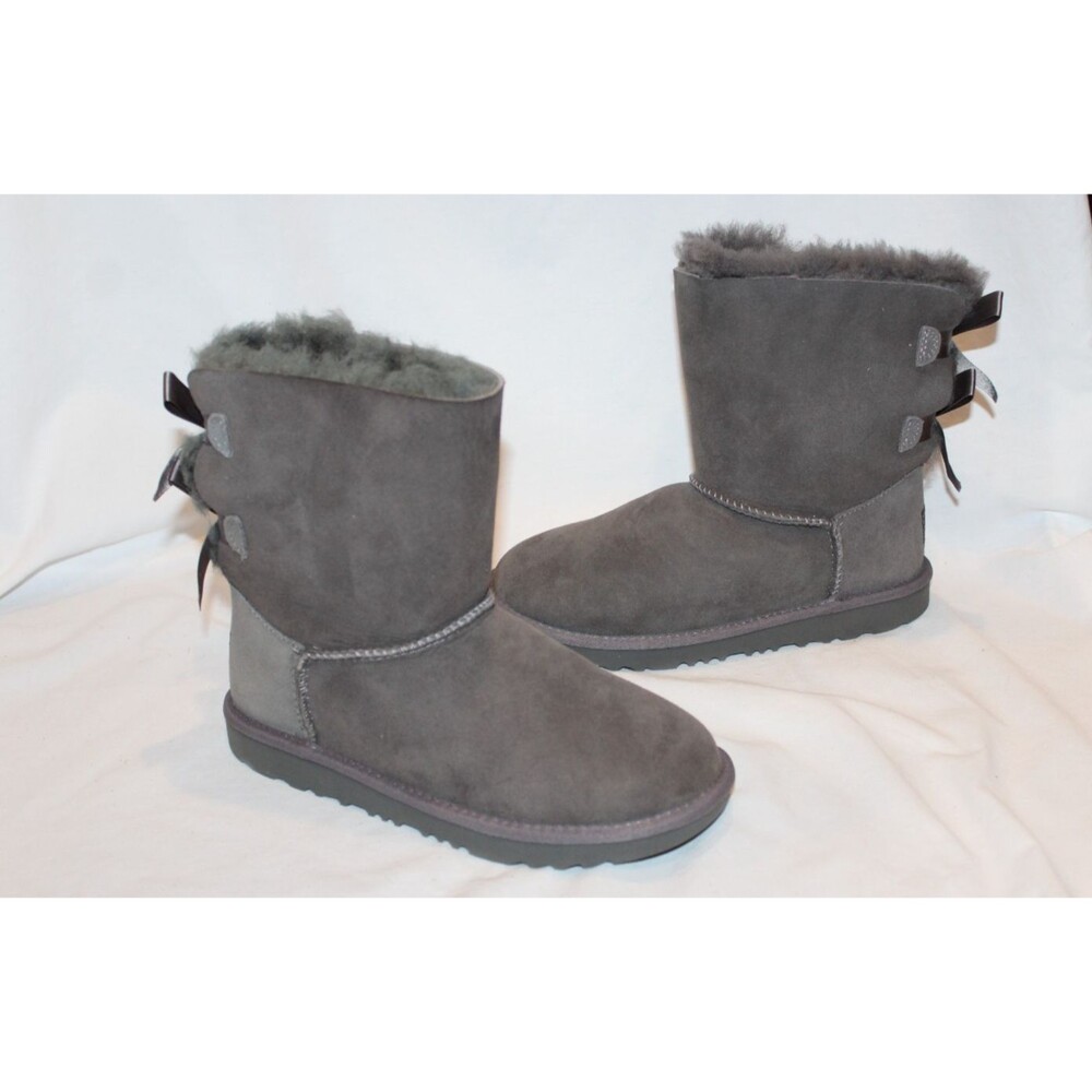 UGG WOMEN 5.5-6 YOUTH 4 CLASSIC BAILEY BOW SUEDE SHEARLING BOW BOOTS GRAY